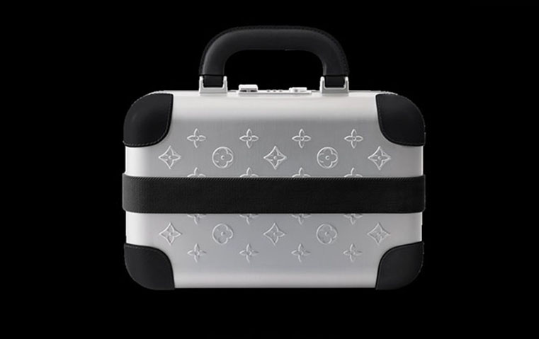 Travel Upscale.. مع شنطة لويس فويتون