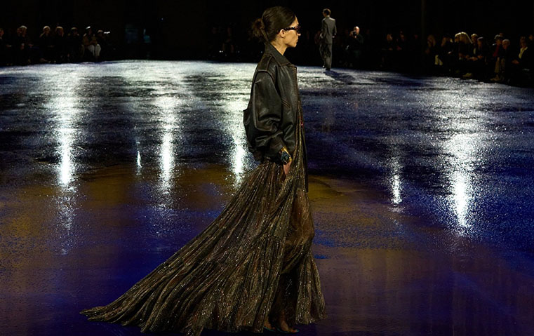 التنورة البوهيمية الطويلة تعود ملكة خريف هذا العام