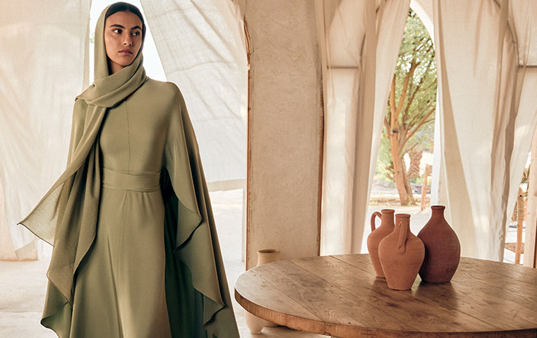 Loro Piana ورمضان: عبايات وأكسسوارات عابرة للصيحات والزمن