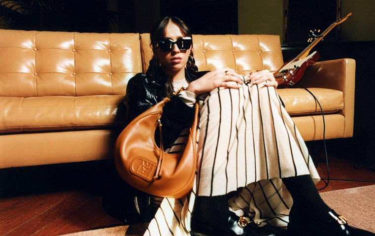 الفنانة تيت ماكراي نجمة حملة MCM لربيع وصيف 2023