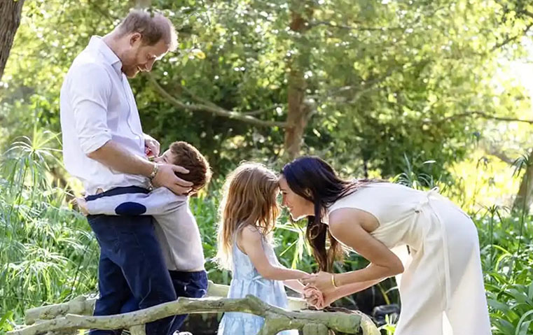الأميران آرتشي وليليبت يخطفان الأضواء في صورة جديدة لعائلة هاري وميغان