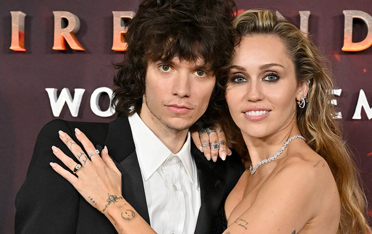 مايلي سايروس ترتبط رسمياً… وخاتمها حديث الجمهور