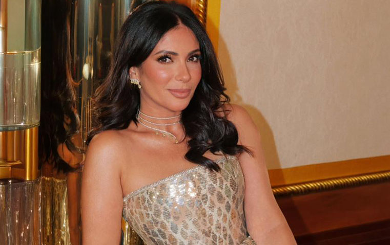 نظرة عن قرب على مجوهرات الألماس الأصفر في إطلالة منى زكي