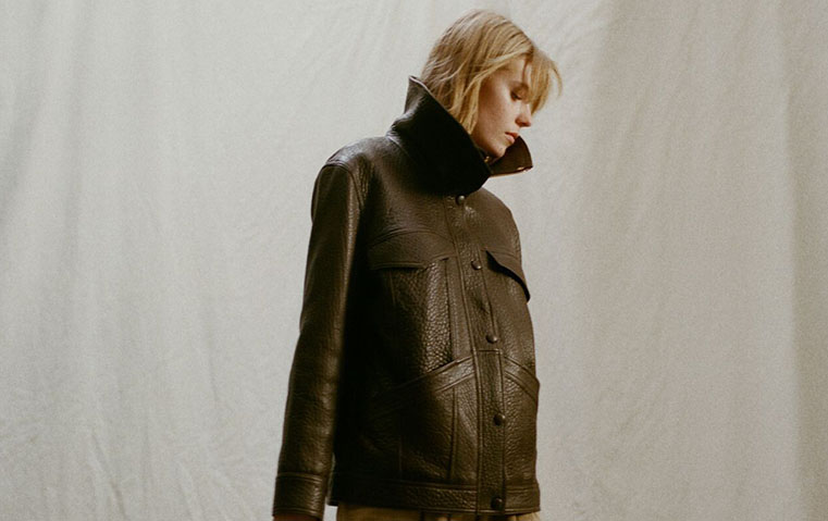 تفصيل صغير… تأثير كبير: الياقات العالية تعود بقوة في 2026