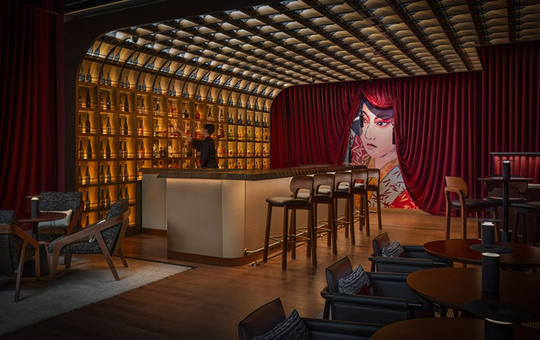 نيتسو بار: رحلة مسرحية في عالم الكوكتيل الياباني بدبي
