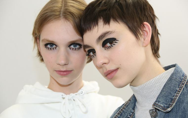 من الرموش المبتكرة الى الآيلاينر الطويل: 4 صيحات توقفنا عندها في باريس