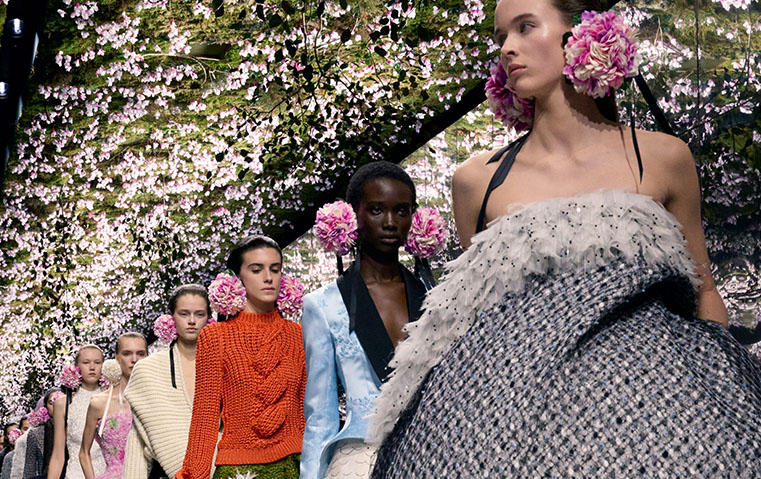 روزنامة أسبوع الموضة في باريس: بدايات جديدة وحالات خروج مفاجئة