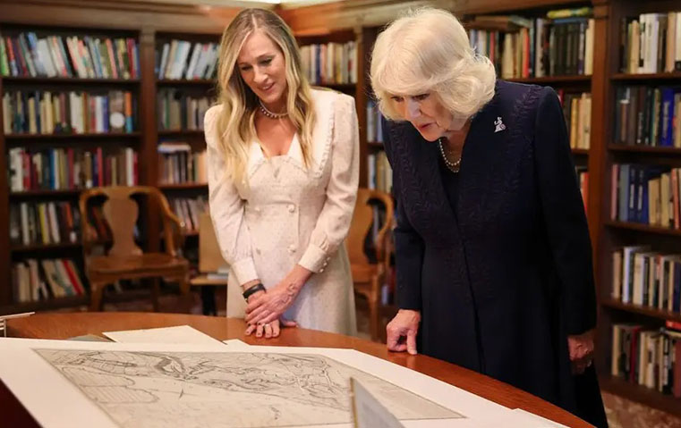 إطلالة سارا جيسيكا باركر مع الملكة كاميلا… تحية عصرية للأميرة ديانا