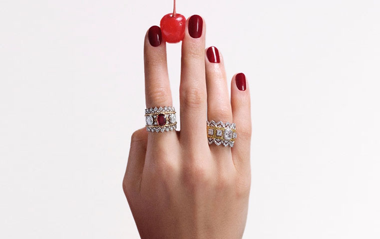 كيف تنسقين مجوهراتك الراقية في موسم الأعياد؟