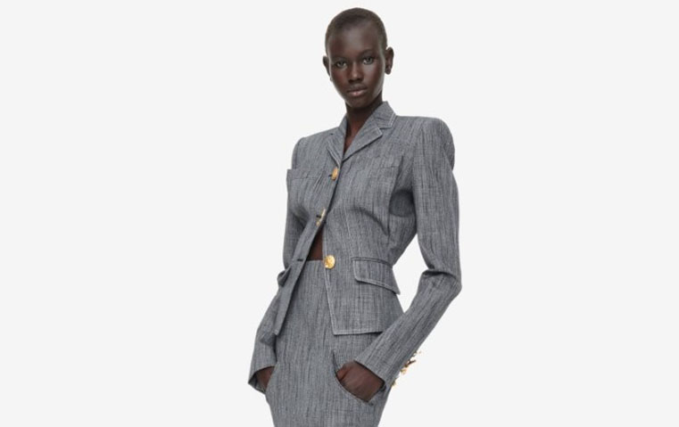 ليست بليزر… بل معادلة قوّة: Schiaparelli تقدم تفسيرها الخاص لهذه القطعة الأيقونية