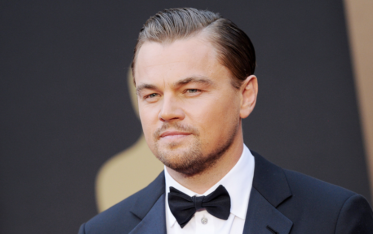 والدة ليوناردو دي كابريو تُدافِع عن فارق السن الكبير بينه وبين حبيبته