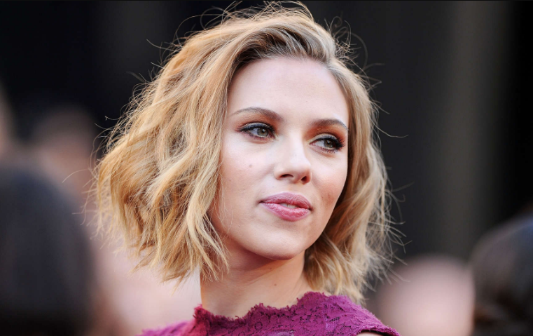 سكارليت جوهانسون تلجأ للشرطة لحمايتها من خطر مصوري الباباراتزي!