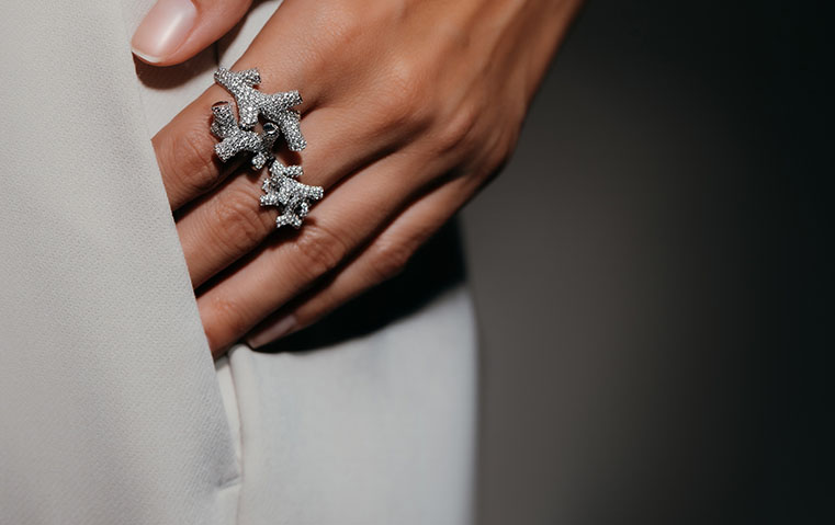 مقابلة مع حصة العبدالله: نحافظ في مجوهراتنا على روح الطبيعة وجمالها غير المكتلّف