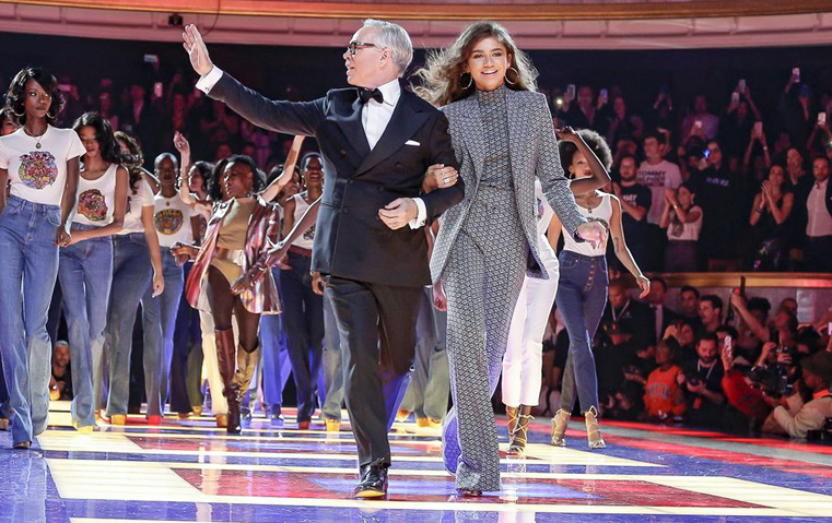 في عرض لن يُنسى تومي هيلفيغر يُقدّم Tommy x Zendaya وسط رقصات الديسكو