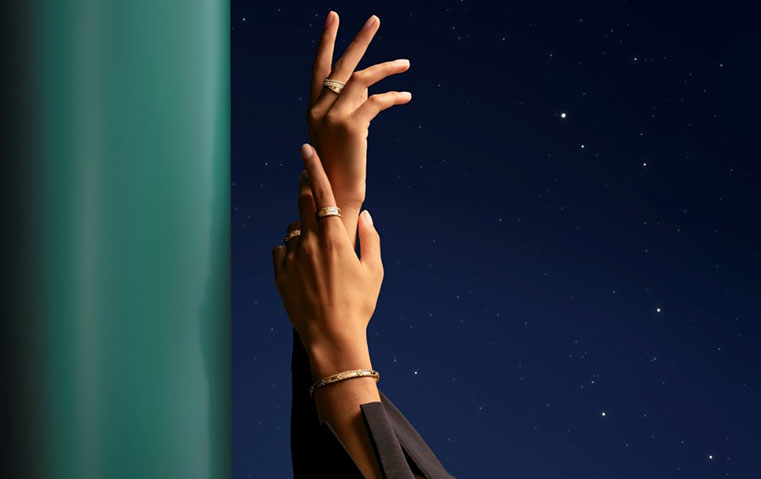 حوار خاص حول تلاقي الخط العربي مع فلسفة الضوء والإيقاع في مجوهرات Perlée