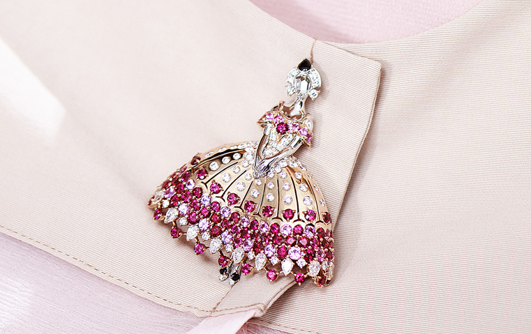 3 أميرات في 3 بروشات راقصة: قطع فريدة تقدّم معنى آخر لمجوهرات العيد!