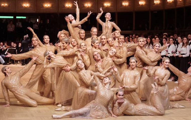 VIENNA OPERA BALL: أناقة، كريستال وباليه من عصر النهضة