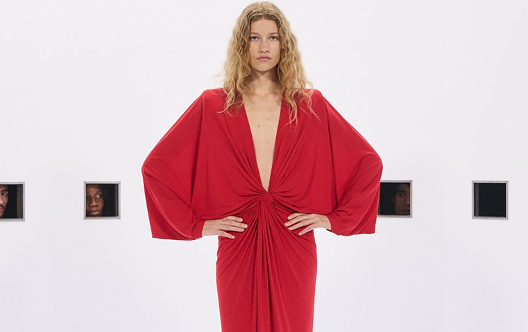 حنين، إبهار، رموز أرشيفية ولغة مسرحية في عرض فالنتينو هوت كوتور ربيع وصيف 2026