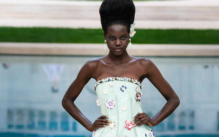 أفضل عارضة أزياء في العالم تحتلّ منصّات الهوت كوتور في باريس