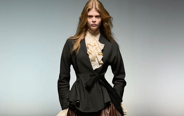 ألبيرتا فيريتي تفتتح أسبوع دبي للموضة بمزيج من الرومانسية والملامح الفيكتورية