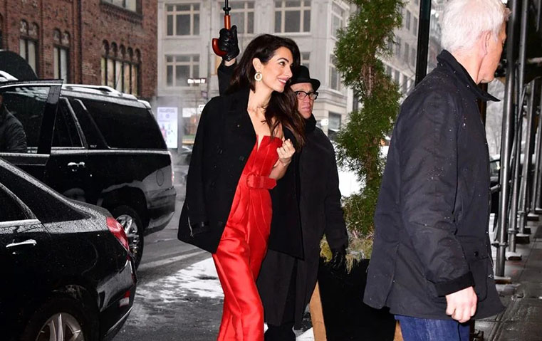 أمل كلوني تعيد ارتداء جامبسوت أحمر بعد 6 سنوات