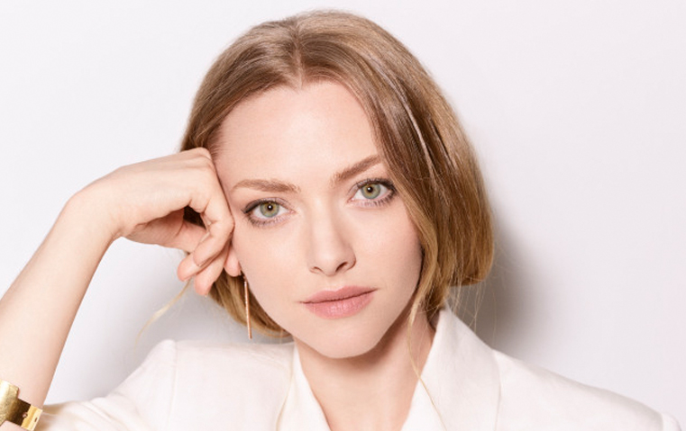 أماندا سيفريد تنضمّ إلى سفيرات جمال Lancôme