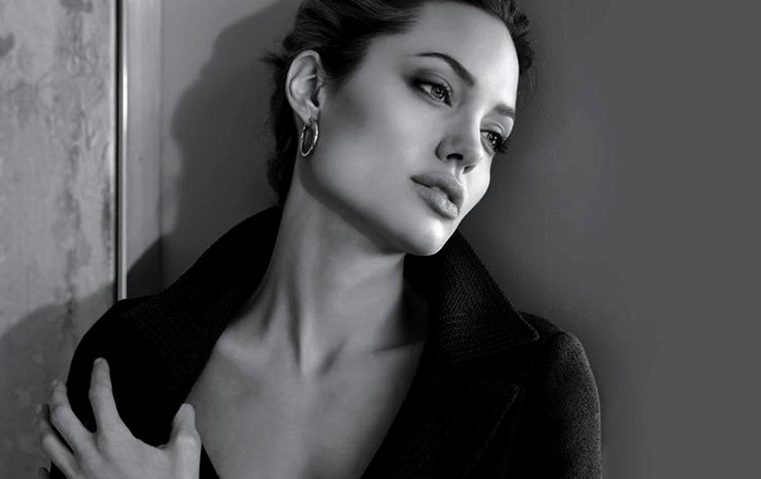 بالصور، ابتسامة أنجلينا جولي توحي بأنها ربحت معركة الطلاق ضد براد بيت!