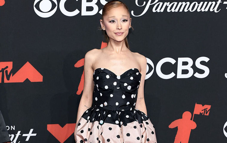 أريانا غراندي تعود إلى الشعر البني.. والمعجبون متحمسون