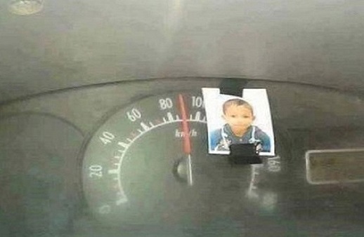 أب يضع صورة ابنه على عداد السيارة ليتفادى السرعة
