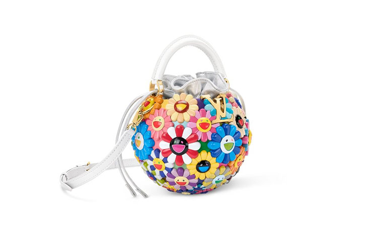 تاكاشي موراكامي يعيد ابتكار حقيبة كابوسين ببصمة فنية لا مثيل لها