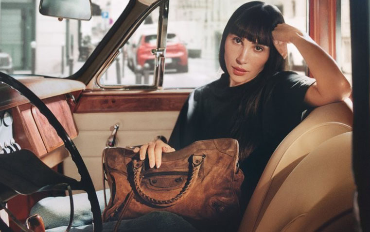 دانا حوراني نجمة الحملة الأولى لبالنسياغا من توقيع بيير باولو بيتشولي