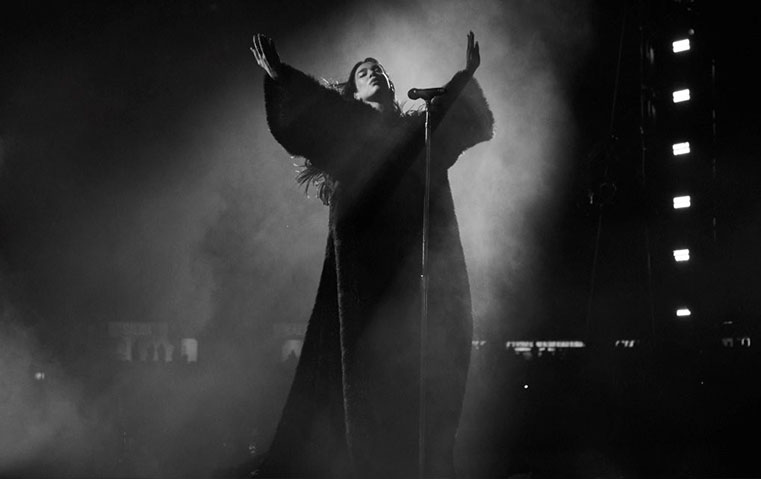 إطلالة دوا ليبا من بالنسياغا هي ما تحتاجينه لستايل Edgy بامتياز