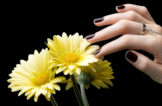 هكذا تحترفين فنّ تطبيق طلاء الأظافر الأسود!