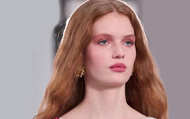 صيحات المكياج في أسبوع نيويورك للموضة: دراما الألوان والبساطة المتقنة