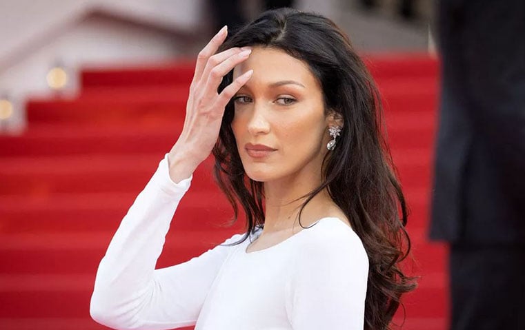 النجمات يتخلّين عن ألوان المناكير القوية هذا الصيف لصالح Milky nails