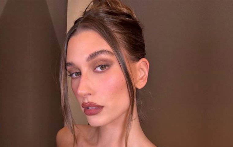 هايلي بيبر ملهمتنا لمكياج دافئ في فصل الخريف