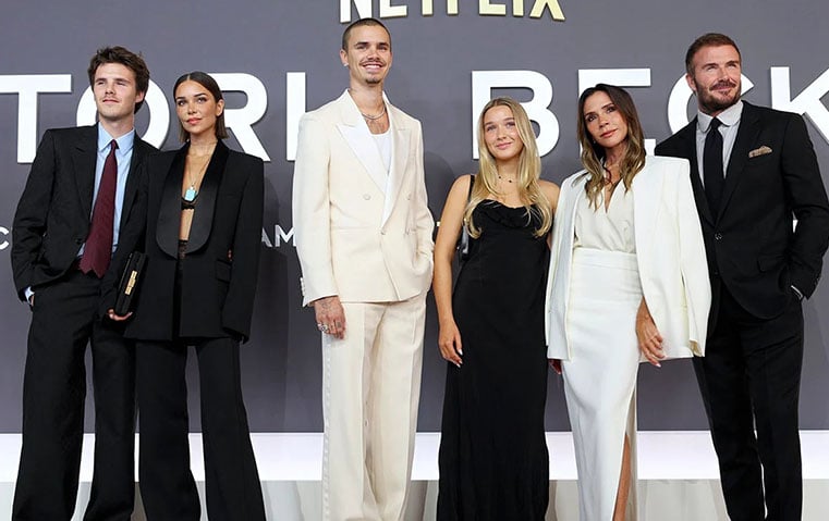 بين الرقص والخلافات العائلية… آل بيكهام يرفعون شعار "لا شيء يستحق الاعتذار"