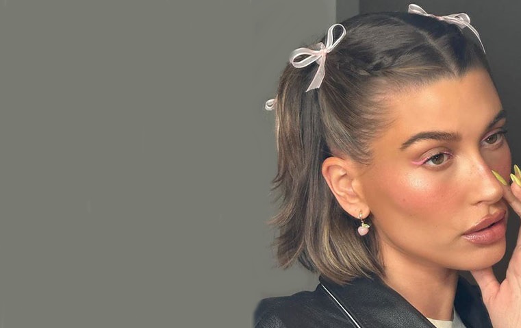 هايلي بيبر تعود بتسريحة شعرها ومكياجها الى أيام المراهقة