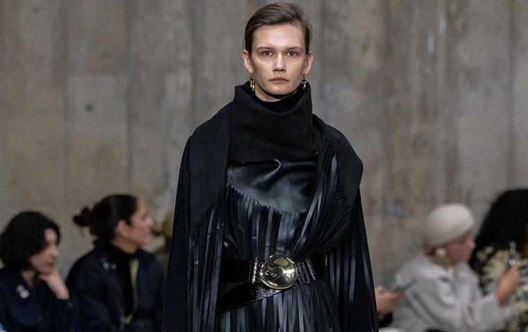 صيحة جديدة تنطلق من لندن: الحزام فوق المعطف هو عنوان 2026