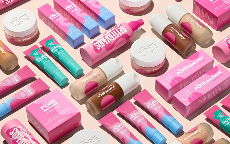 غليتز وغلام للأعياد: بشرة متقنة وشفاه حمراء مع بنفت