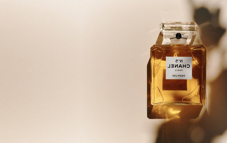 من حقول غراس إلى زجاجات العطر: الرحلة السرية وراء عطور شانيل
