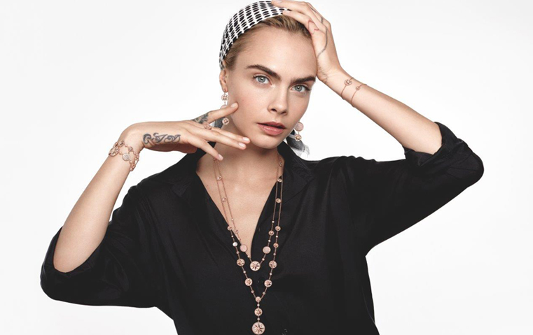 كارا ديليفين أكثر سحراً مع قطع Rose des Vents الأيقونية