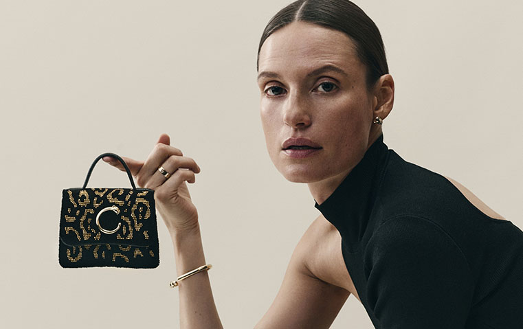 الحقيبة المثالية لموسم الأعياد: أنيقة ومزخرفة بتوقيع كارتييه