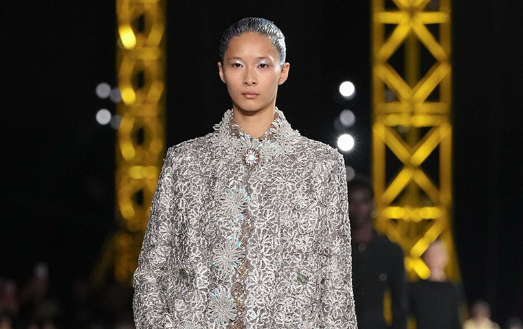 ماثيو بلازي يعيد ابتكار بدلة التويد في عرض شانيل خريف وشتاء 2026