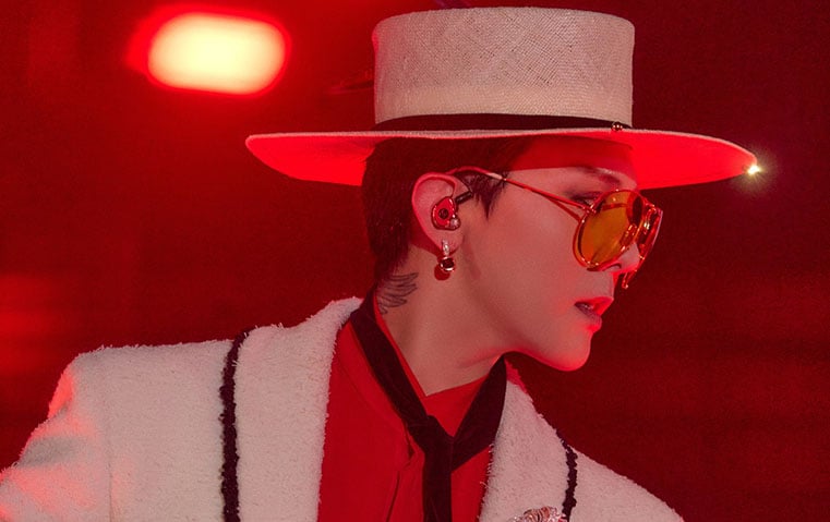 G-DRAGON  يختار ريشة شانيل الأيقونية