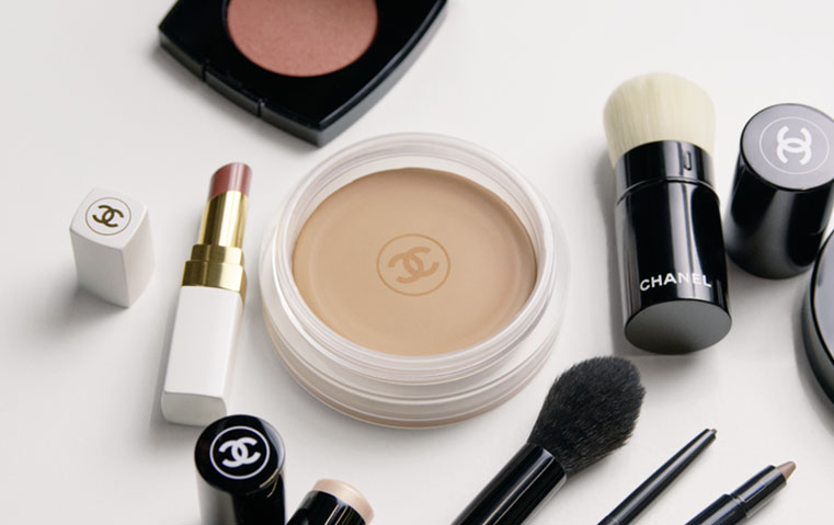 مكياج عارضات شانيل خطوة بخطوة من كواليس مدرج العرض