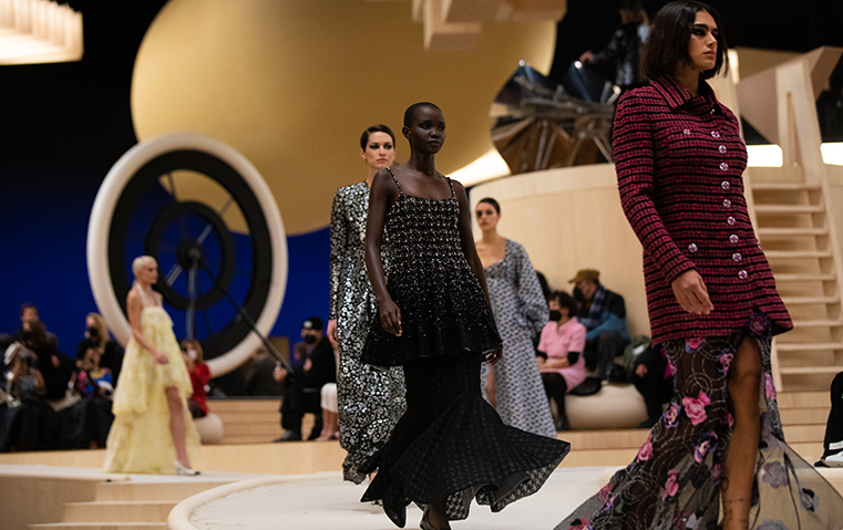 عودةٌ للجذور الكلاسيكية والخالدة في عرض شانيل للهوت كوتور لربيع وصيف 2022