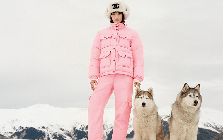 مجموعة CHANEL Coco Neige تجمع بين الأناقة والحرية على منحدرات الشتاء