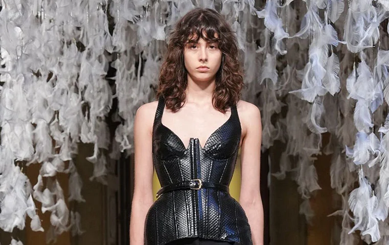 الكورسيه في 2026: يعود ليغيّر قواعد الموضة