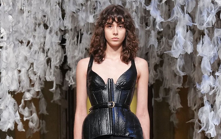 الكورسيه في 2026: يعود ليغيّر قواعد الموضة